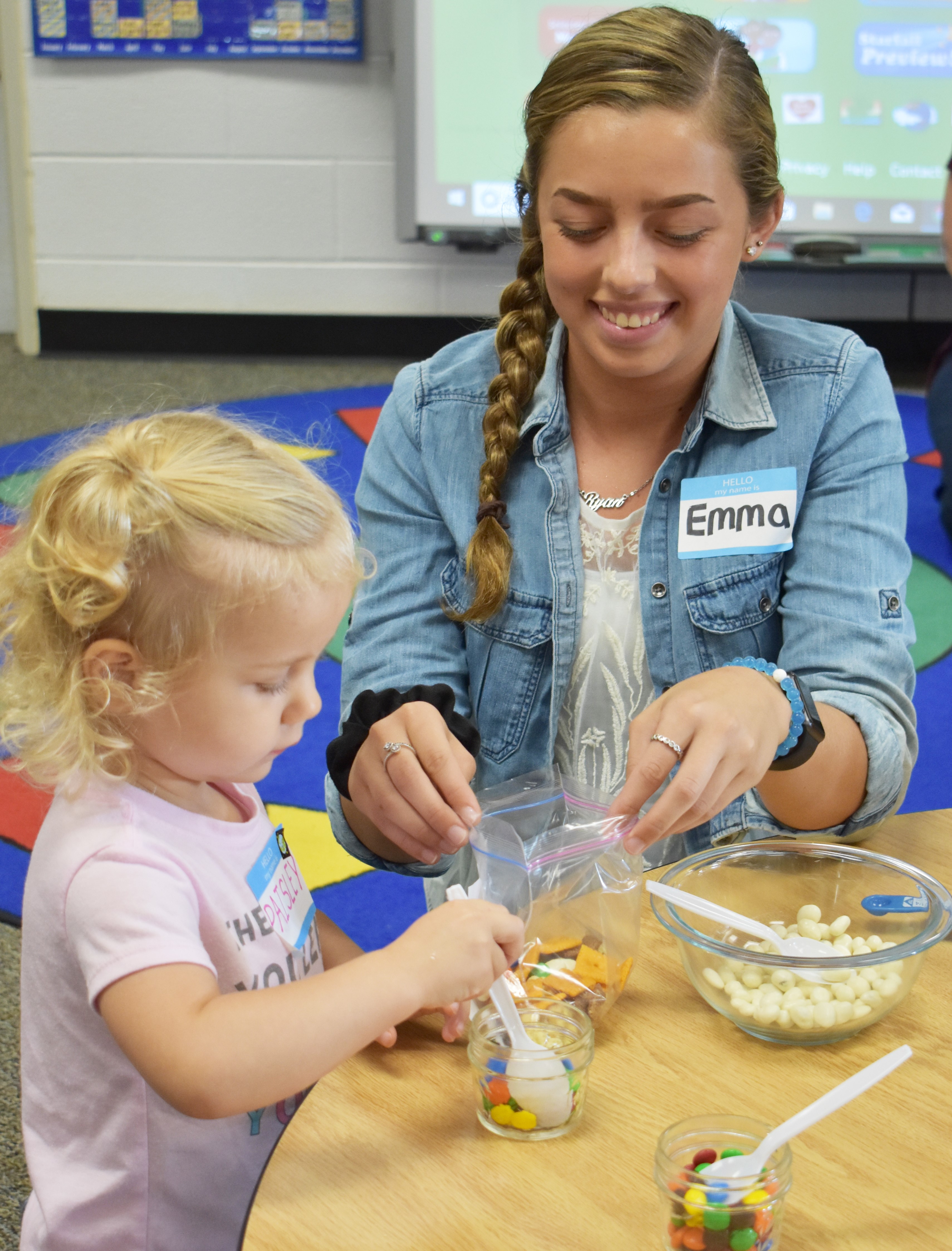 Student instructing preschoolers